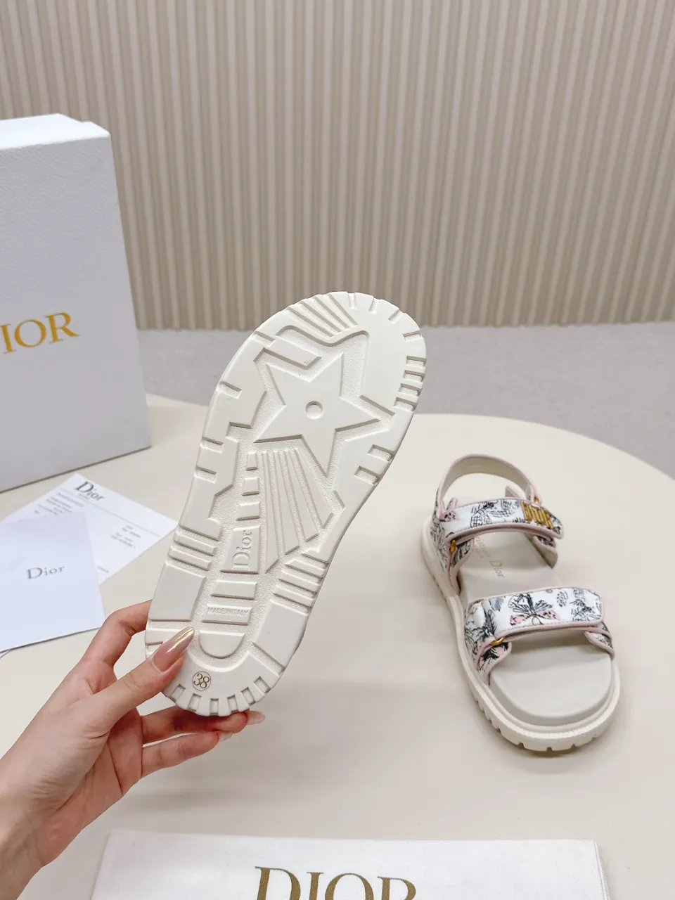 👟👟Ex-factory price 480👟👟 DIOR classic sandals mixed sheepskin DiorAct sandals are fashionable. Paired with an insole that fits the shape of your foot, it's made of exceptionally lightweight and comfortable leather. The upper straps are fastened with Velcro and are decorated with a gold-finish metal "Dior" logo, which complements the style design. These sandals add a modern edge to any look. Fabric: Imported mixed sheepskin Lining: Imported sheepskin Outsole: Original TPU outsole Code number: 35-42 (41 42 customized, non-refundable)